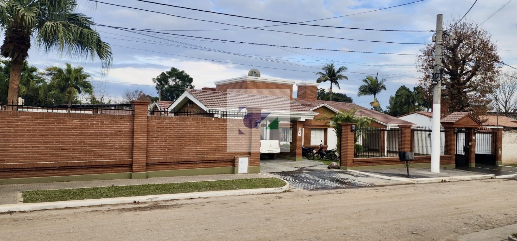 CASA EN VENTA A METROS DE AV. ACONQUIJA AL 2800