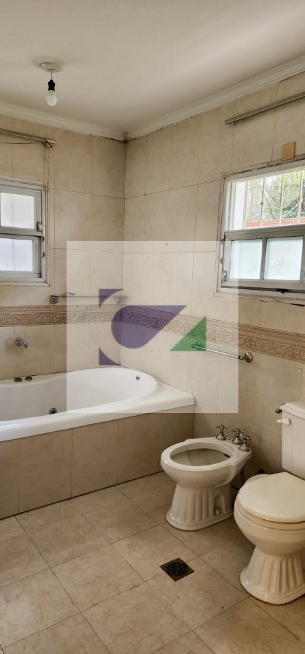 CASA EN VENTA A METROS DE AV. ACONQUIJA AL 2800