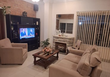 CASA EN VENTA PASAJE SANTIAGO AL 1400 